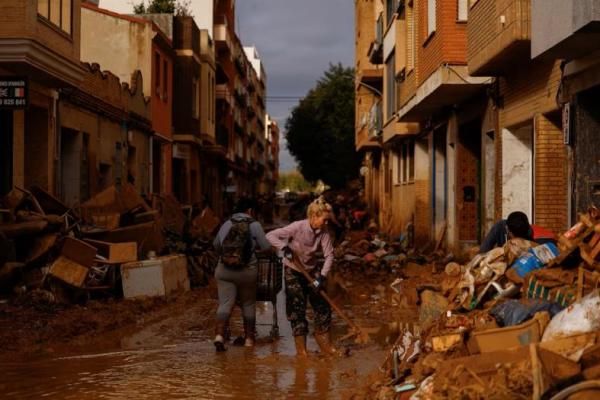 Seorang wanita membersihkan lumpur tebal, pasca banjir di Sedavi, dekat Valencia, Spanyol, 3 November 2024. REUTERS 