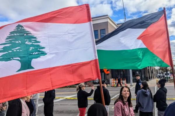 Para pengunjuk rasa membawa bendera Lebanon dan Palestina di luar acara Trump di Dearborn, Michigan, 1 November 2024. (FOTO: AL JAZEERA) 