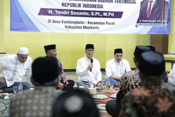 Menteri Desa dan Pembangunan Daerah Tertinggal Yandri Susanto menyempatkan diri untuk lesehan dengan tokoh masyarakat di sela-sela kunjungannya ke Desa Kembangbelor Kecamatan Pacet Kabupaten Mojokerto (Foto: Humas Kemendes) 