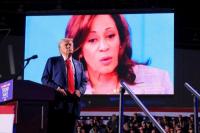 Ekspresi Capres Partai Republik Donald Trump saat wajah capres Partai Demokrat Kamala Harris muncul di layar, di Huntington Place di Detroit, Michigan, AS, 18 Oktober 2024. REUTERS