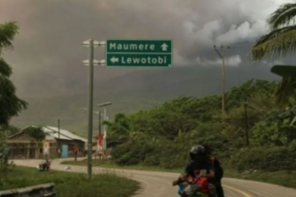 Gunung Api Lewotobi Laki-laki di Kabupaten Flores Timur, NTT, meletus pada Minggu (3/11/2024) malam. (foto:Antara) 