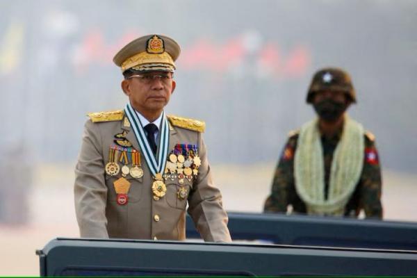 Kepala junta Myanmar, Jenderal Senior Min Aung Hlaing, memimpin parade militer di Naypyitaw, Myanmar, 27 Maret 2021. REUTERS 