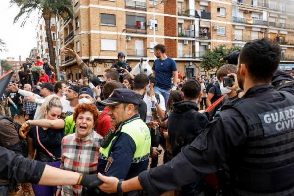 Orang-orang berunjuk rasa saat Raja Spanyol Felipe mengunjungi Paiporta, di Paiporta, dekat Valencia, Spanyol, 3 November 2024. REUTERS 