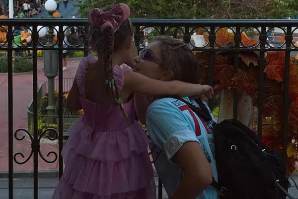 Gigi Hadid dan putrinya Khai liburan ke Disneyland. (FOTO: INSTAGRAM) 