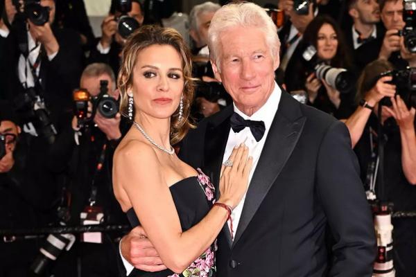 Richard Gere dan istrinya Alejandra Silva. (FOTO: SHUTTERSTOCK) 