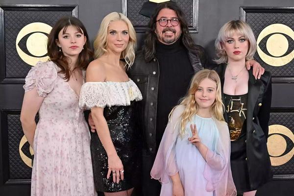 Jordyn Blum Butuh Waktu Pulihkan Diri dari Pengkhianatan Suaminya Dave Grohl