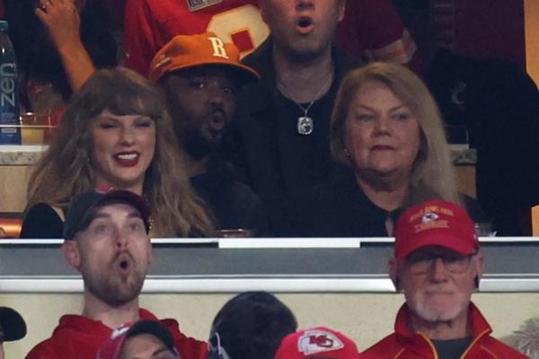 Taylor Swift dan ibunya Andrea nonton pertandingan antara Kansas City Chiefs dan Tampa Bay Buccaneers, Senin (4/11/2024). (FOTO: GETTY IMAGE) 