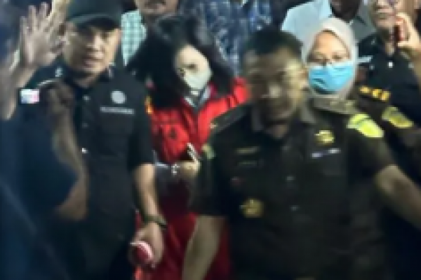 Ibu Ronald Tannur, Meirizka Widjaja menjadi tersangka kasus suap vonis bebas Ronald Tannur. (foto:antara) 