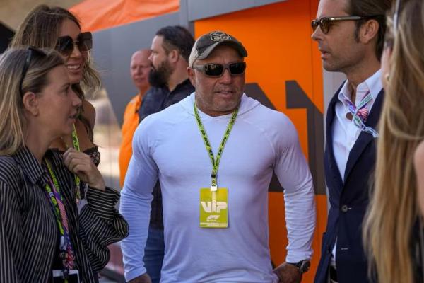 Joe Rogan berbicara kepada penggemar di paddock pada Formula 1 Pirelli United States Grand Prix di Circuit of the Americas, 20 Oktober 2024 di Austin, Texas, AS. Foto Arsip Reuters 