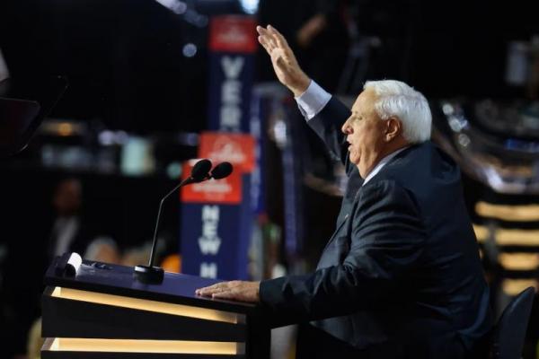 Gubernur dari West Virginia Jim Justice berpidato pada Hari ke-2 Konvensi Nasional Partai Republik, di Forum Fiserv di Milwaukee, Wisconsin, AS, 16 Juli 2024. REUTERS 