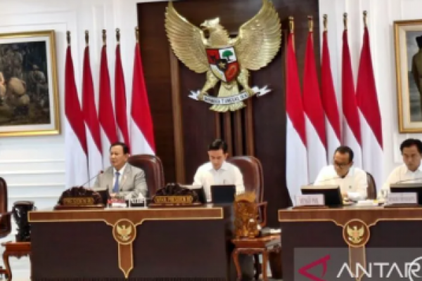 Presiden Prabowo Subianto memimpin sidang kabinet paripurna di Kantor Presiden, Jakarta, Rabu (6/11/2024). (foto:Antara) 