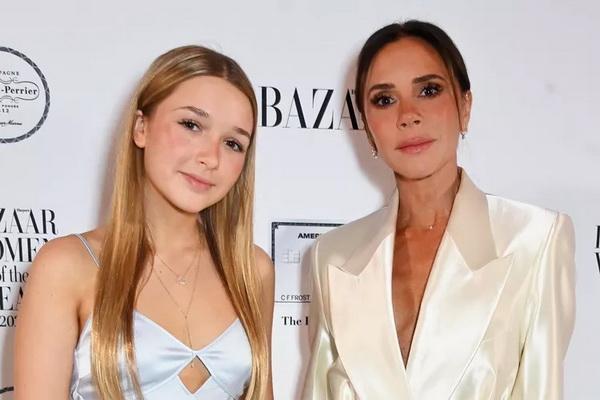 Victoria Beckham dan Putrinya Tampil Serasi Bergaun Sutra di Acara Women of the Year Awards 2024