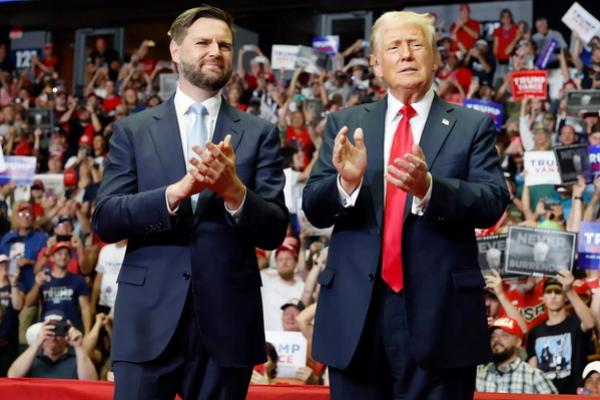 JD Vance dan Donald Trump pada rapat umum 20 Juli 2024 di Grand Rapids, Michigan. (FOTO: GETTY IMAGE) 