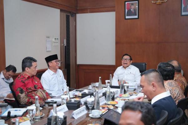 Menteri Desa dan Pembangunan Daerah Tertinggal (Mendes PDT) Yandri Susanto didampingi Wakil Menteri Ahmad Riza Patria menghadiri rapat koordinasi (rakor) dengan Menteri Koordinator Bidang Pemberdayaan Manusia (Menko PM) Abdul Muhaimin Iskandar, di kantor Kemenko PM (Foto: Humas Kemendes) 