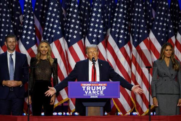 Calon presiden dari Partai Republik AS Donald Trump bersama istrinya Melania, putranya Eric, dan menantu perempuannya Lara, di Palm Beach County Convention Center, di West Palm Beach, Florida, AS, 6 November 2024. REUTERS 