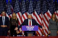 Calon presiden dari Partai Republik AS Donald Trump bersama istrinya Melania, putranya Eric, dan menantu perempuannya Lara, di Palm Beach County Convention Center, di West Palm Beach, Florida, AS, 6 November 2024. REUTERS