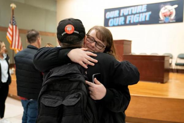 Anggota International Association of Machinists and Aerospace Workers District 751, berpelukan di aula serikat pekerja di Seattle, Washington, AS, 4 November 2024. REUTERS 