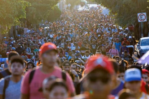 Migran berjalan selama hari pemilihan Presiden AS, dalam upaya mencapai perbatasan di Tapachula, Meksiko 5 November 2024. REUTERS 