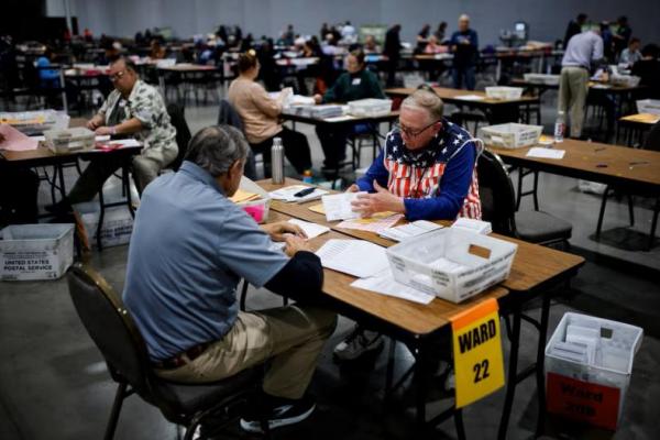 Petugas pemilu menghitung suara selama pemilihan presiden AS 2024, di Milwaukee, Wisconsin, AS, 5 November 2024. REUTERS 