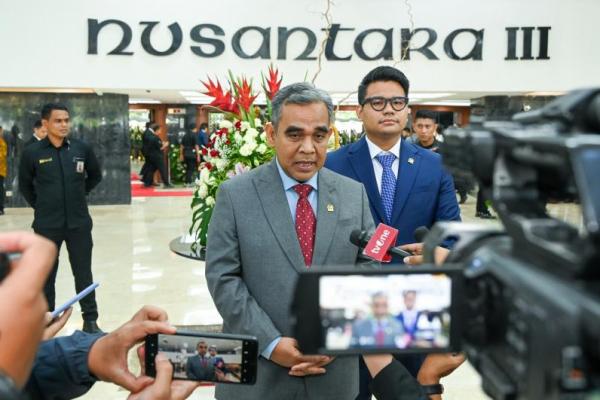 Ketua MPR Ahmad Muzani memberi keterangan pers usai menerima kunjungan kehormatan Perdana Menteri (PM) Singapura Lawrence Wong, di Komplek Parlemen Senayan, Jakarta, Rabu (Foto: Humas MPR) 