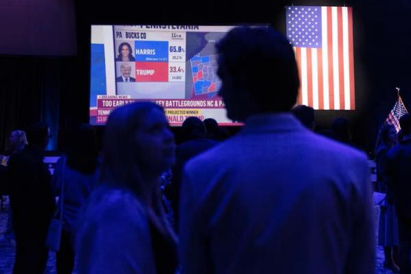 Layar menampilkan berita terkini pemilu di pesta nonton Sherrod Brown di Columbus, Ohio, AS, 5 November 2024. REUTERS 