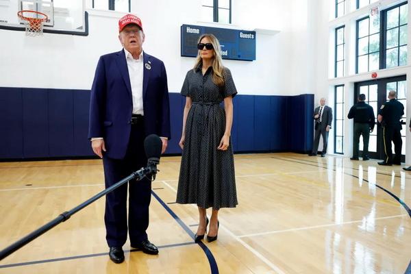 Melania Trump mengenakan gaun bermotif polkadot ke Pusat Rekreasi Morton dan Barbara Mandel di Palm Beach, Florida, pada 5 November 2024. (FOTO GETTY IMAGE) 