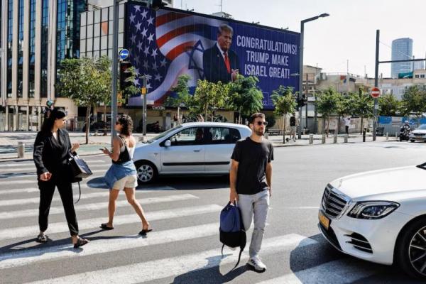 Calon presiden dari Partai Republik AS Donald Trump muncul di papan reklame ucapan selamat di Tel Aviv, Israel, 6 November 2024. REUTERS 