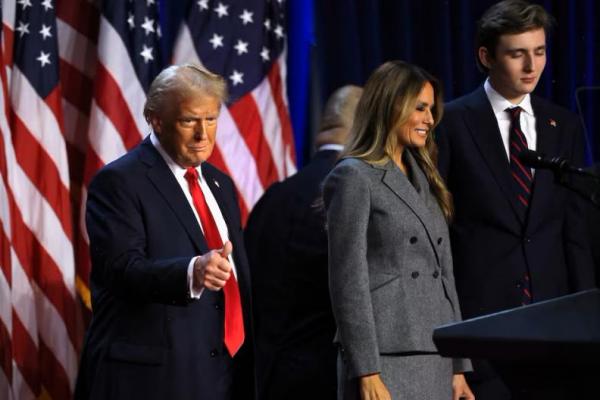 Calon presiden dari Partai Republik AS Donald Trump ditemani oleh Melania Trump dan Barron Trump di Palm Beach County Convention Center, di West Palm Beach, Florida, AS, 6 November 2024. REUTERS 