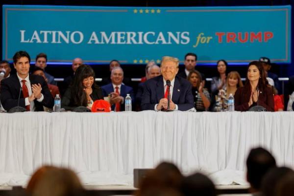 Calon presiden dari Partai Republik AS Donald Trump selama diskusi meja bundar dengan para pemimpin komunitas Latin di Doral, Florida, AS, 22 Oktober 2024. REUTERS 