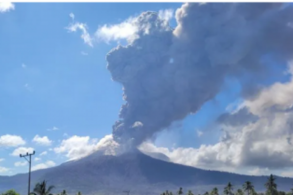 Gunung Api Lewotobi Laki-laki di Kabupaten Flores Timur, NTT, kembali erupsi pada Kamia (7/11/2024). (foto:Antara) 