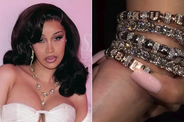 Cardi B difoto bersama gelang berlian barunya yang menampilkan nama anak-anaknya. (FOTO: INSTAGRAM) 