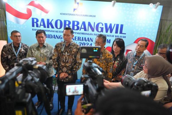 Menteri Bidang Koordinator (Menko) Infrastruktur dan Pengembangan Kewilayahan Agus Harimurti Yudhoyono (AHY) memberi keterangan pers usai Rapat Koordinasi Keterpaduan Pengembangan Infrastruktur Wilayah (Rakorbangwil) Bidang Pekerjaan Umum Tahun 2024 (Foto: Istimewa) 