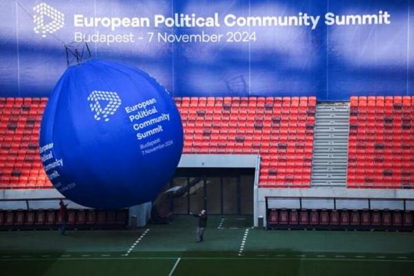 Orang-orang memasang tanda balon di tempat KTT Komunitas Politik Eropa, Puskas Arena, di Budapest, Hungaria, 7 November 2024. REUTERS 