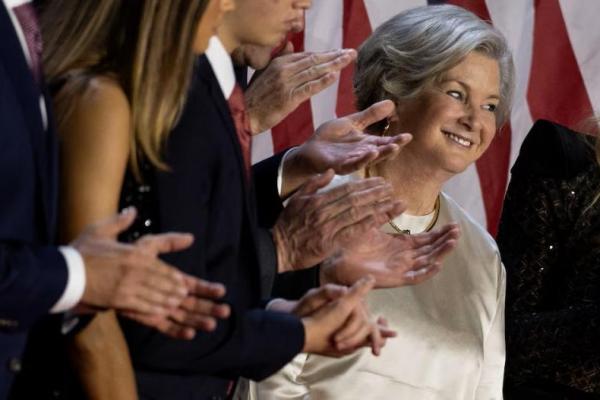 Susie Wiles bereaksi saat Donald Trump berpidato, di Palm Beach County Convention Center, di West Palm Beach, Florida, AS, 6 November 2024. REUTERS 