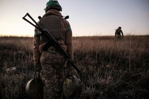 Pasukan penjinak ranjau bersiap memasang ranjau darat antitank, di pinggiran kota Chasiv Yar di wilayah Donetsk, Ukraina 30 Oktober 2024. Handout via REUTERS 