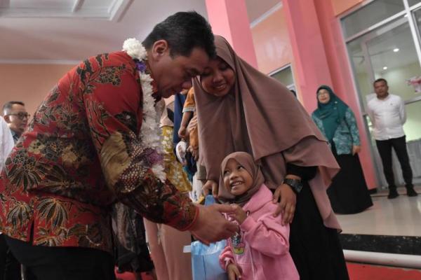 Wakil Menteri Desa dan Pembangunan Daerah Tertinggal (Wamendes PDT) Riza Patria dalam acara Percepatan Pencegahan dan Penurunan Stunting, di Desa Kemang, Kecamatan Kemang, Kabupaten Bogor, Jawa Barat (Foto: Humas Kemendes) 