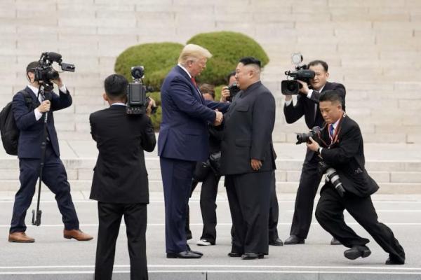 Presiden AS Donald Trump bertemu dengan pemimpin Korea Utara Kim Jong Un di zona demiliterisasi di Panmunjom, Korea Selatan, 30 Juni 2019. REUTERS 