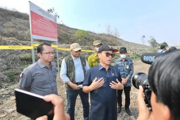 enteri Desa, Pembangunan Daerah Tertinggal (Mendes PDT) Yandri Susanto memberi keterangan pers usai memonitoring pencemaran sungai Ciujung Kabupaten Serang, Banten yang diduga terindikasi tercemar limbah dari perusahaan (Foto: Humas Kemendes) 