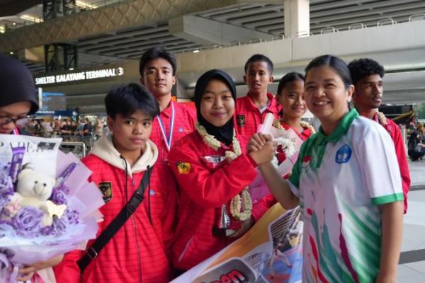 Kepala Pusat Prestasi Nasional (Puspresnas) Kemendikdasmen, Maria Veronica Irene Herdjiono menyambut kedatangan Tim Karate Indonesia di Terminal 3 Bandara Internasional Soekarno Hatta, Tangerang, Banten (Foto: Istimewa) 