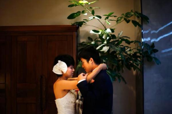 Sepasang suami istri bersiap untuk berpartisipasi dalam pernikahan massal, di daerah pinggiran kota Shanghai 18 Mei 2013. REUTERS 