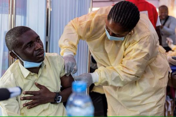 Seorang pejabat kesehatan Kongo memberikan vaksinasi mpox kepada seorang pria, di sebuah rumah sakit di Goma, provinsi Kivu Utara, Republik Demokratik Kongo, 5 Oktober 2024. REUTERS 