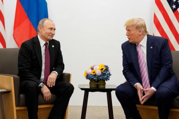 Presiden Rusia Vladimir Putin dan Presiden AS Donald Trump dalam KTT pemimpin G20 di Osaka, Jepang, 28 Juni 2019. REUTERS 