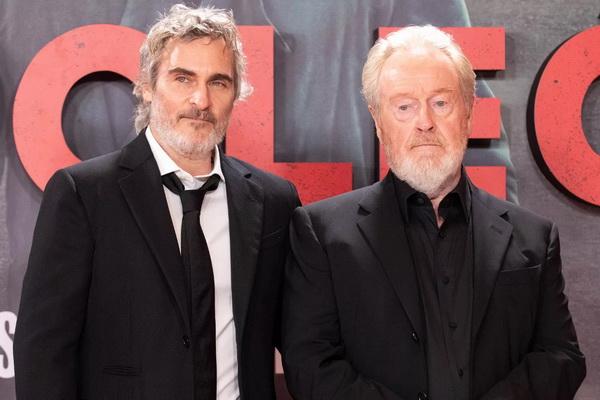 Sutradara Ridley Scott Yakinkan Joaquin Phoenix untuk Tetap berperan di Gladiator