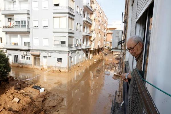 Cristobal Martinez, 87, melihat ke luar jendelanya ke jalan-jalan berlumpur di Paiporta, Valencia, Spanyol 6 November 2024. REUTERS 