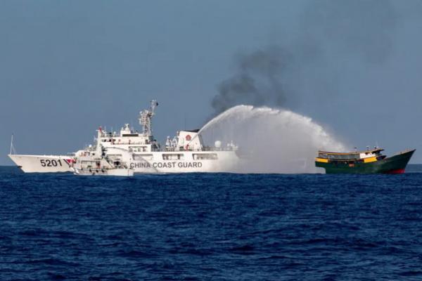 Kapal penjaga pantai Tiongkok menggunakan meriam air terhadap kapal pasokan Filipina di Laut Cina Selatan. (FOTO: REUTERS) 