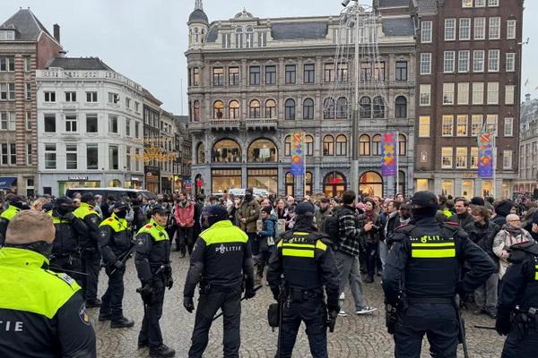 Para pengunjuk rasa pro-Palestina berhadapan dengan polisi Belanda saat mengikuti protes yang dilarang di Amsterdam, Belanda. (FOTO: REUTERS) 