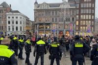 Para pengunjuk rasa pro-Palestina berhadapan dengan polisi Belanda saat mengikuti protes yang dilarang di Amsterdam, Belanda. (FOTO: REUTERS)