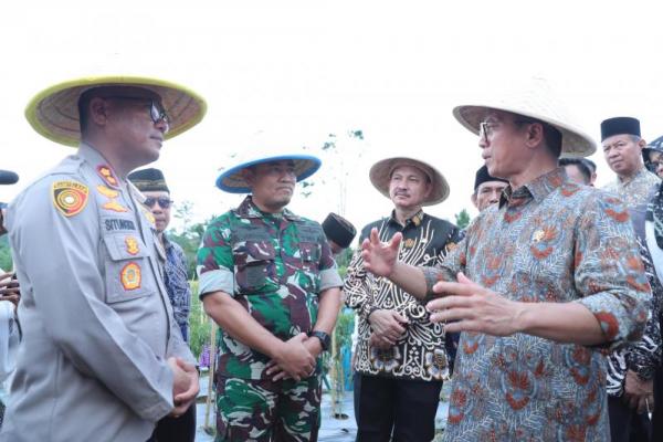 Menteri Desa dan Pembangunan Daerah Tertinggal (Mendes PDT), Yandri Susanto dalam agenda Sosialisasi Penguatan Kelembagaan BUM Desa di Desa Palak Siring, Kecamatan Kedurang, Kabupaten Bengkulu Selatan (Foto: Humas Kemendes) 