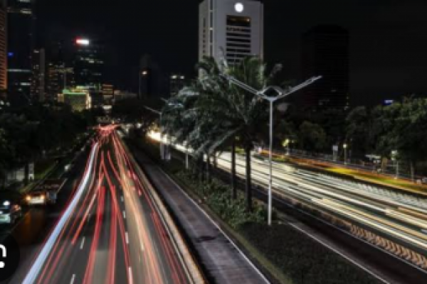 Aksi pemadaman lampu serentak di Jakarta, pada Sabtu (9/11/2024) malam telah menurunkan emisi karbon (CO2) sebesar 66,49 ton. 