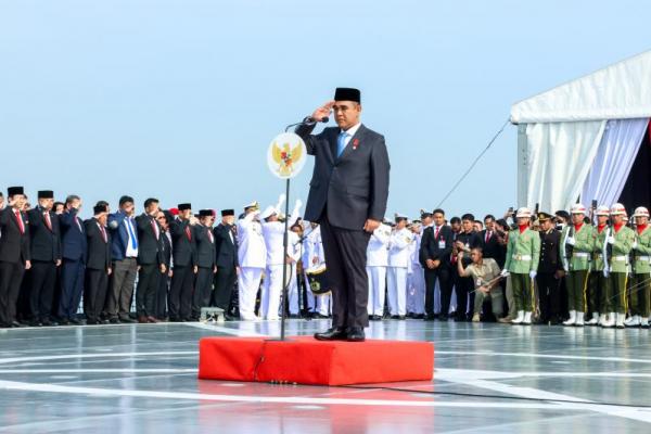 Ketua MPR RI Ahmad Muzani menjadi inspektur upacara di atas KRI Semarang 594 dalam rangka memperingati Hari Pahlawan 10 November 2024 (Foto: Humas MPR) 